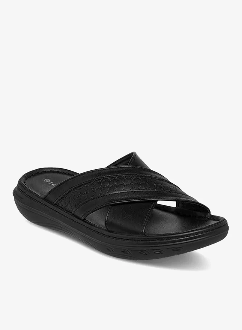 لو كونفورت صنادل سهلة الارتداء بأحزمة متقاطعة وشعار بارز