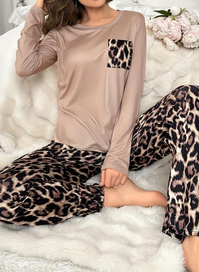 تايك تو طقم بيجاما من بنطال بطبعة ليوبارد وتيشيرت بتفاصيل جيب - Image 3