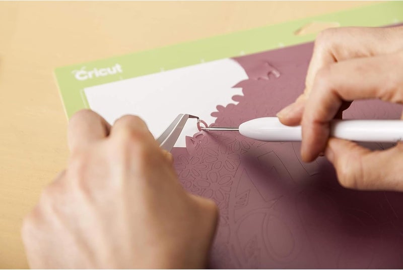 كريكيت { "titleAr": "مجموعة أدوات Cricut Basic - مجموعة أدوات دقيقة مكونة من 5 قطع للحرف اليدوية والأعمال الذاتية، مثالية لمشاريع الفينيل والورق والطباعة على الملابس، رفيق مثالي لآلات قص Cricut، جديدة من المصنع" "detailsAr": "أدوات دقيقة للحر - Image 4
