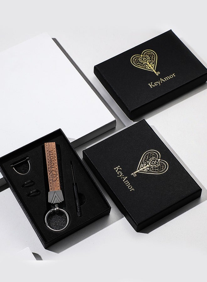 كيامور سلسلة مفاتيح أنيقة من المعدن والجلد الأسود مع شعار تويوتا للبالغين تحتوي على ٣ حلقات مفاتيح مثالية كهدية فاخرة أو إكسسوار للسيارة مصممة باللون الأسود العصري لمظهر حديث تدور بزاوية ٣٦٠ درجة لسهولة الاستخدام مناسبة للرجال والنساء وتأتي في علبة هدايا فاخرة - Image 2