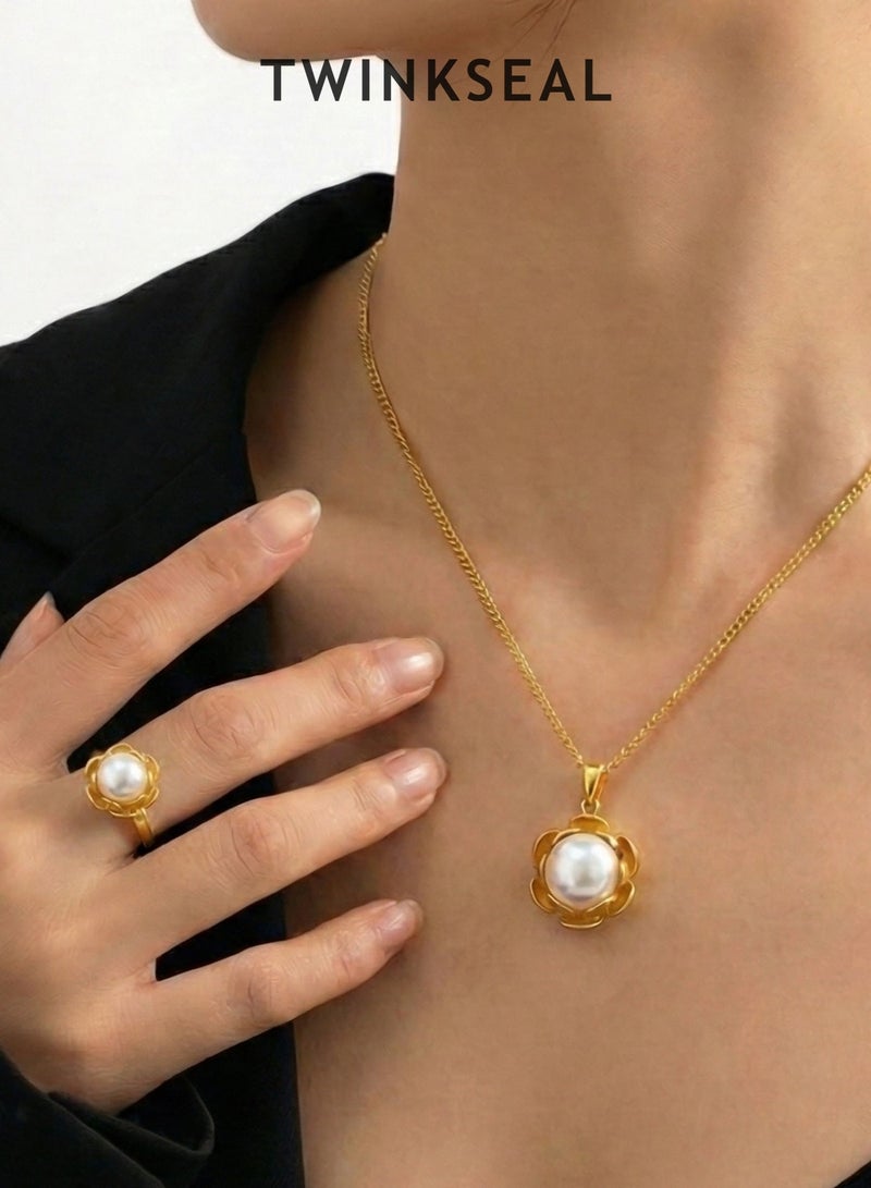 توينكسيل طقم مجوهرات مكون من قطعتين: خاتم وقلادة، مطلي بالنحاس بذهب عيار 18 قيراطًا، خاتم مفتوح على شكل بتلة وقلادة مع لؤلؤ، طراز ريترو عصري فاخر وخفيف - Image 1