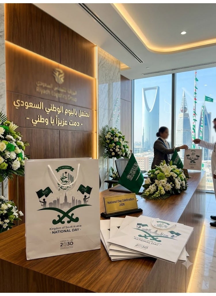 سي او أرماء طقم 3 اكياس ورقية أبيض لليوم الوطني ال96 للمملكة العربية السعودية، رؤية 2030 بارتفاع 30سم عرض 24سم عمق 10سم - Image 3