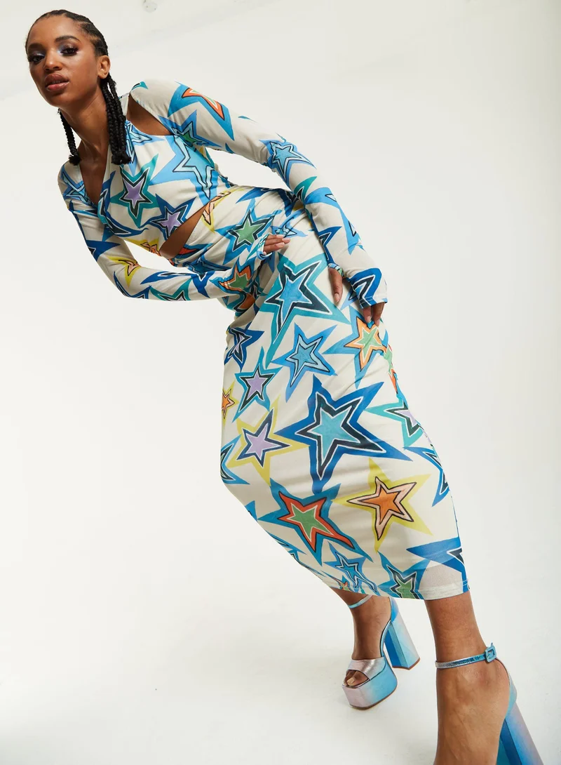 هاوس أوف هولاند فستان ماكسي بطبعة نجوم بفتحة جانبية