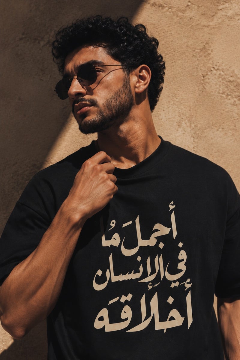 تي شيرت رجالي أسود بقصة واسعة وطبعة كتابة عربية تصميم عصري بأكمام قصيرة وياقة دائرية - Image 5