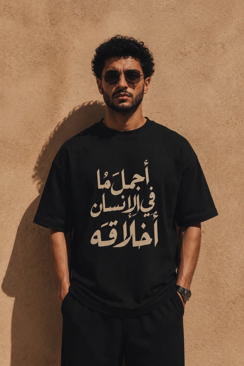 تي شيرت رجالي أسود بقصة واسعة وطبعة كتابة عربية تصميم عصري بأكمام قصيرة وياقة دائرية - Image 2