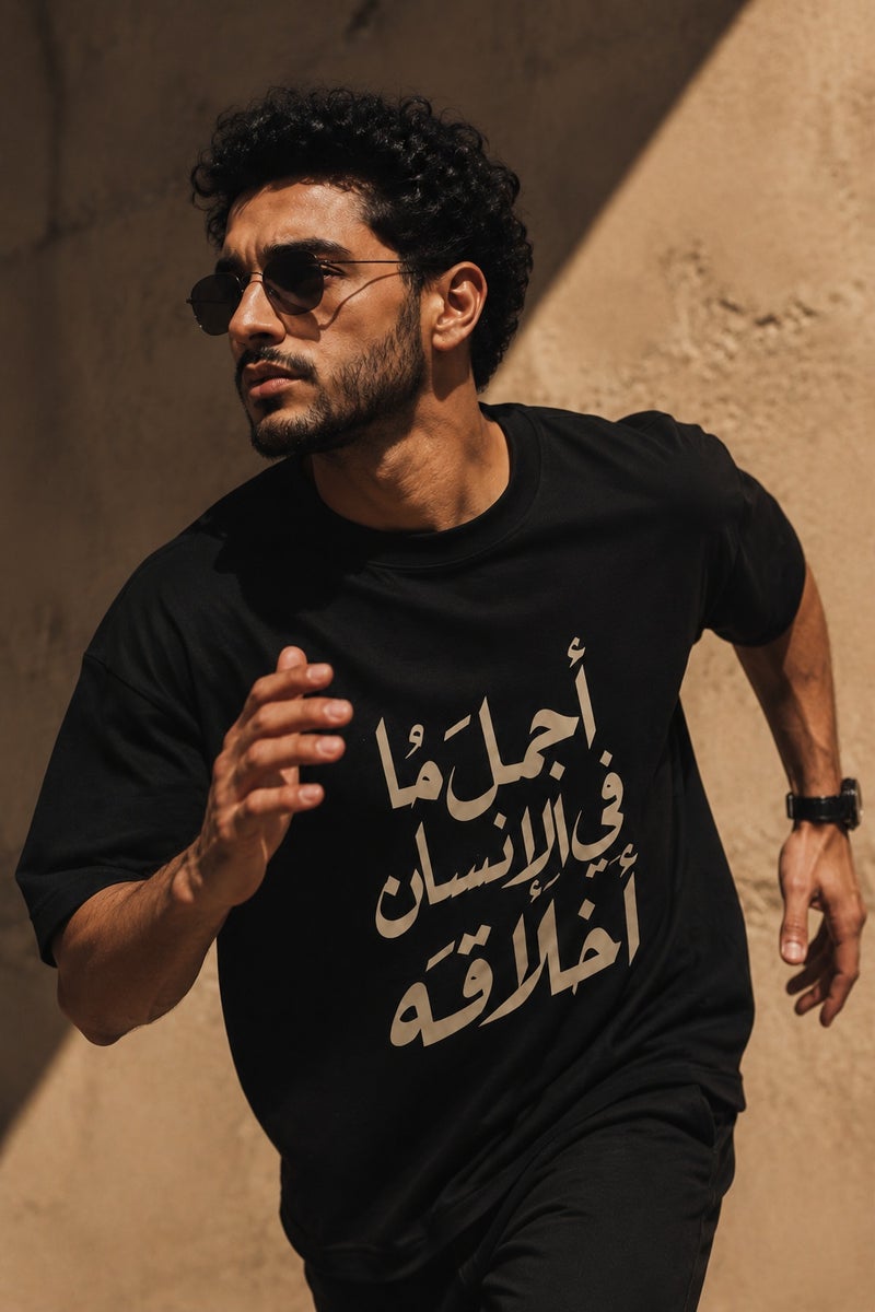 تي شيرت رجالي أسود بقصة واسعة وطبعة كتابة عربية تصميم عصري بأكمام قصيرة وياقة دائرية - Image 3