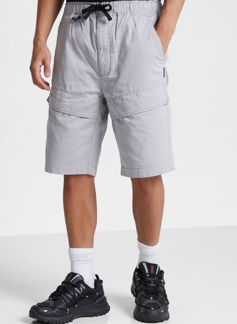 إيسو شورت بشعار الماركة - Image 1