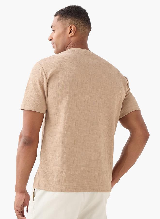 ايكونيك تيشيرت مريح بتصميم أيقوني ونقوش مميزة - Image 3