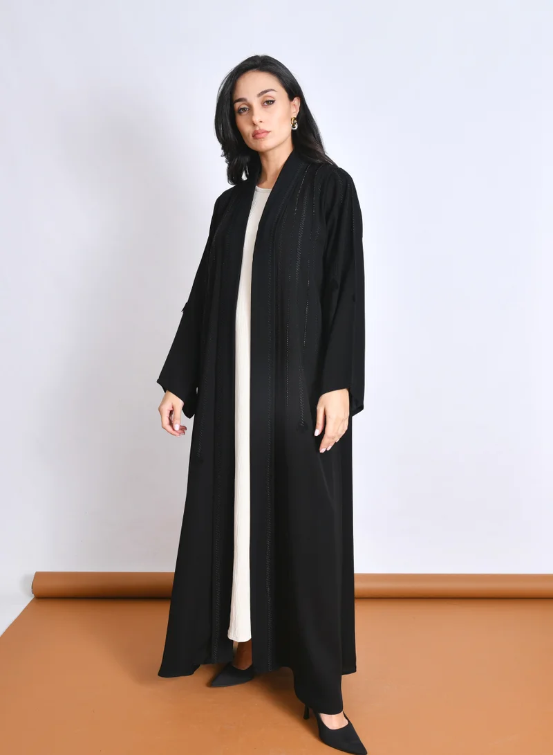 عبايات حوراء عباية سوداء راقية بقصة انسيابية مزينة بتطريز