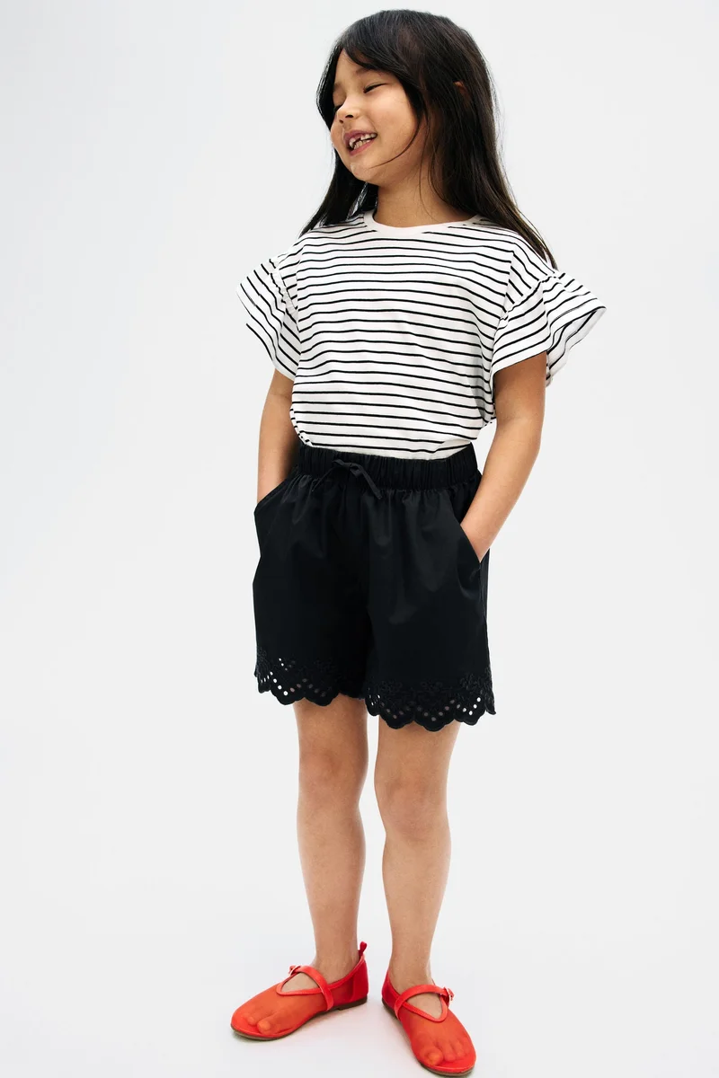 اتش اند ام شورت قطني مطرز بنمط إنجليزي