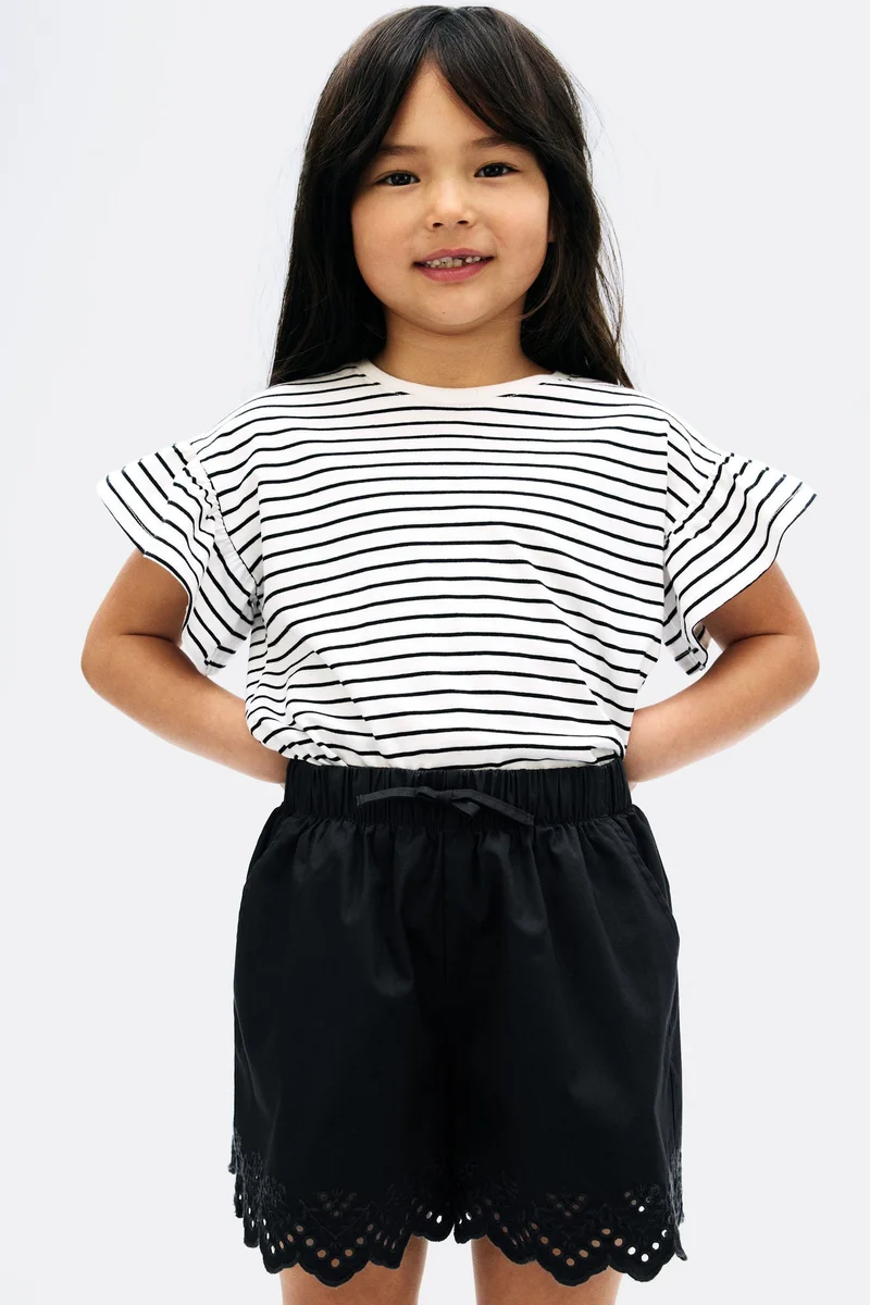 اتش اند ام شورت قطني مطرز بنمط إنجليزي