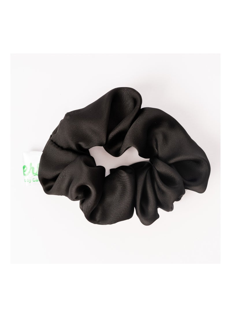 HERS satin scrunchie (White) Maintains and protects hair from breakage. - pzsku/Z502327823E6222CE5713Z/45/_/1697317137/4b53afee-f7a7-4486-8db6-6274b23b86f3