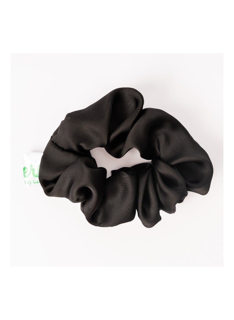HERS satin scrunchie (White) Maintains and protects hair from breakage.