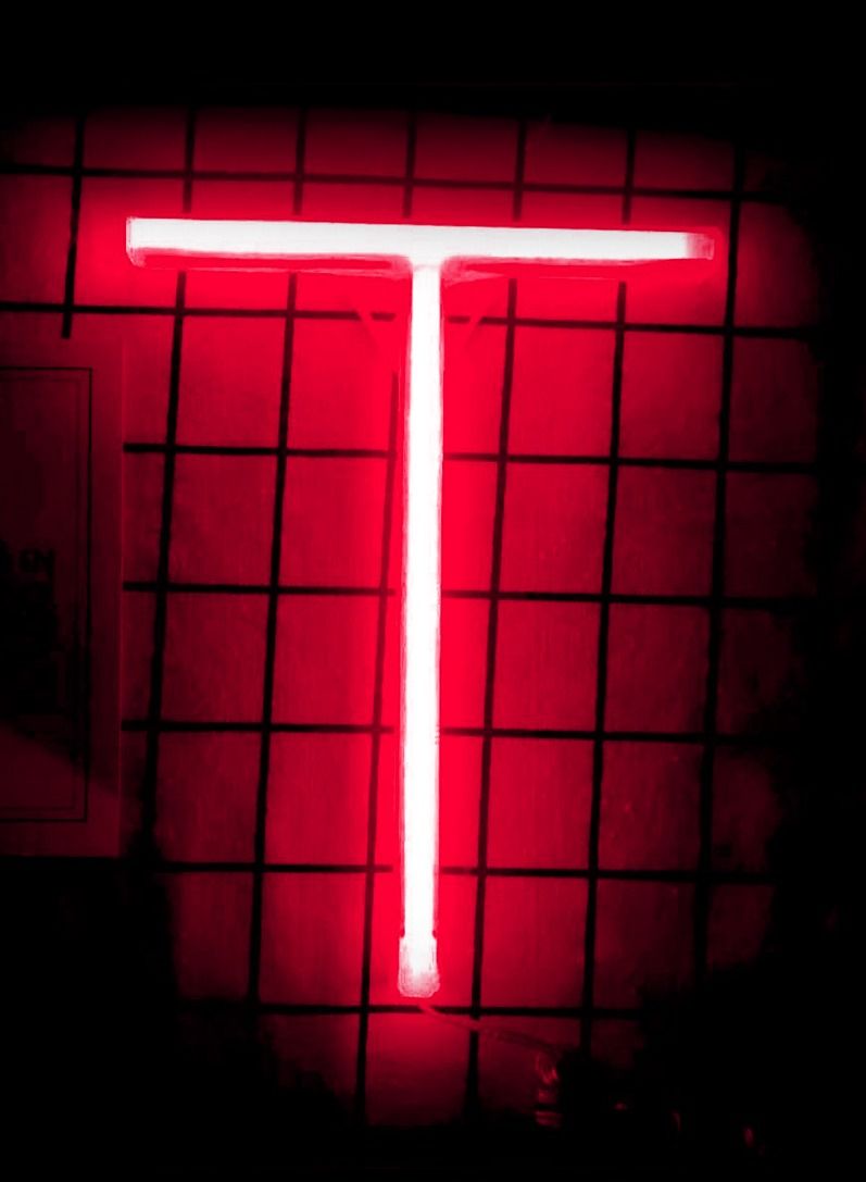 سلة حرف بإضاءة النيون باللون الأحمر الدافىء – T - Image 1