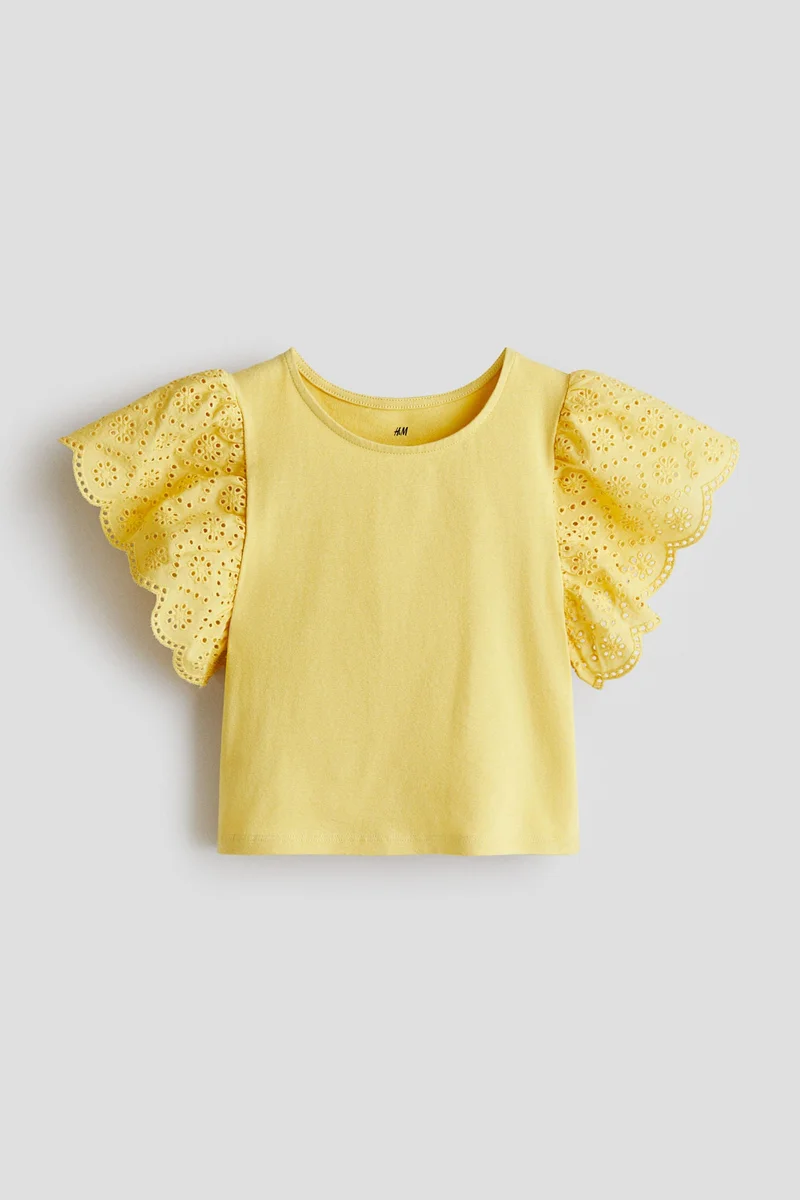 اتش اند ام بلوزة بأكمام مكشكشة وتطريزات ذات نمط انجليزي