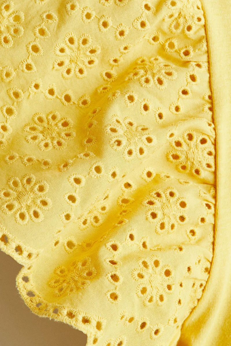 اتش اند ام بلوزة بأكمام مكشكشة وتطريزات ذات نمط انجليزي