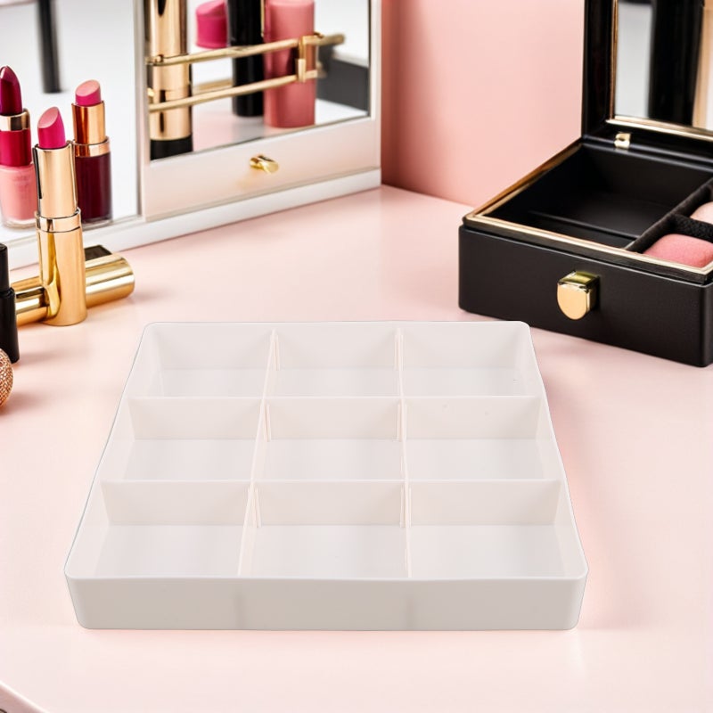 💄 منظم مكياج بلاستيكي أبيض قابل للتعديل مع عدة أقسام لتخزين منضدة الزينة - Image 4