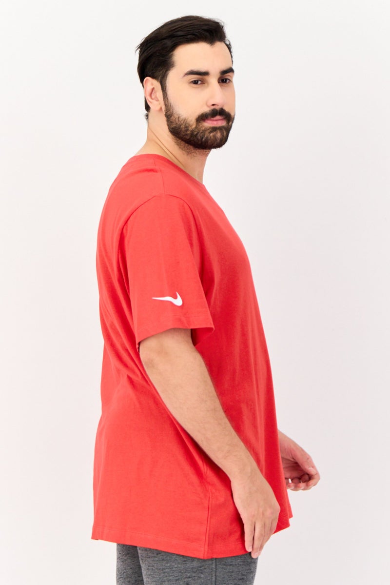 Nike تي شيرت رياضي للرجال بأكمام قصيرة مناسب في الهواء الطلق، أحمر - Image 2