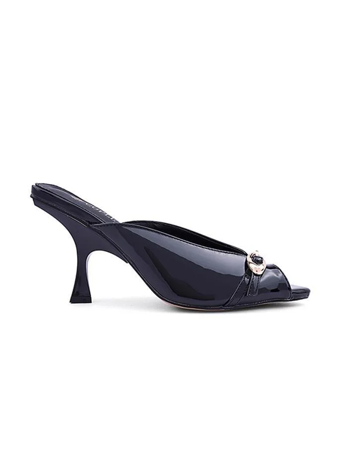 Cuple Elegant heel slippers designed for a chic look.