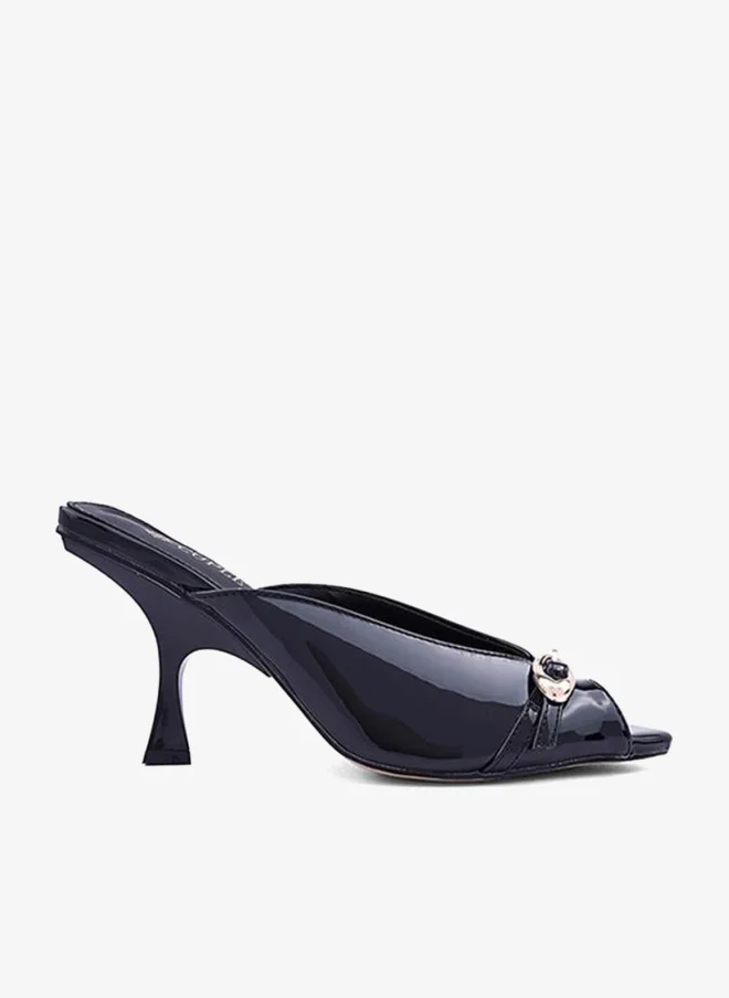 Cuple Elegant heel slippers designed for a chic look.