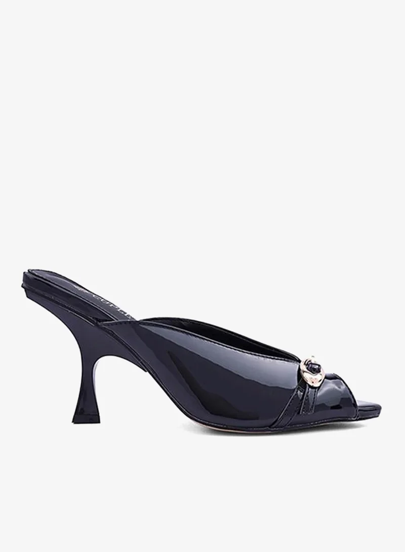 Cuple Elegant heel slippers designed for a chic look.