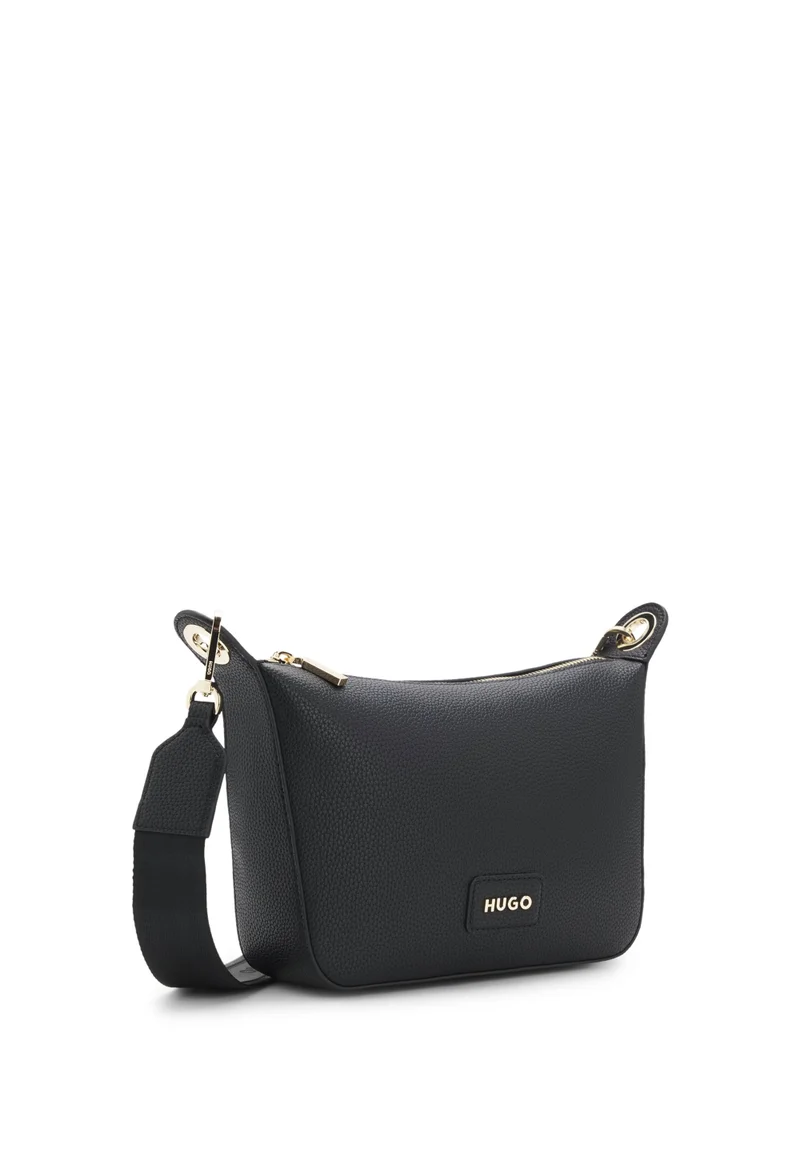 هوجو حقيبة كتف جلد صناعي محبب بإكسسوارات ذهبية