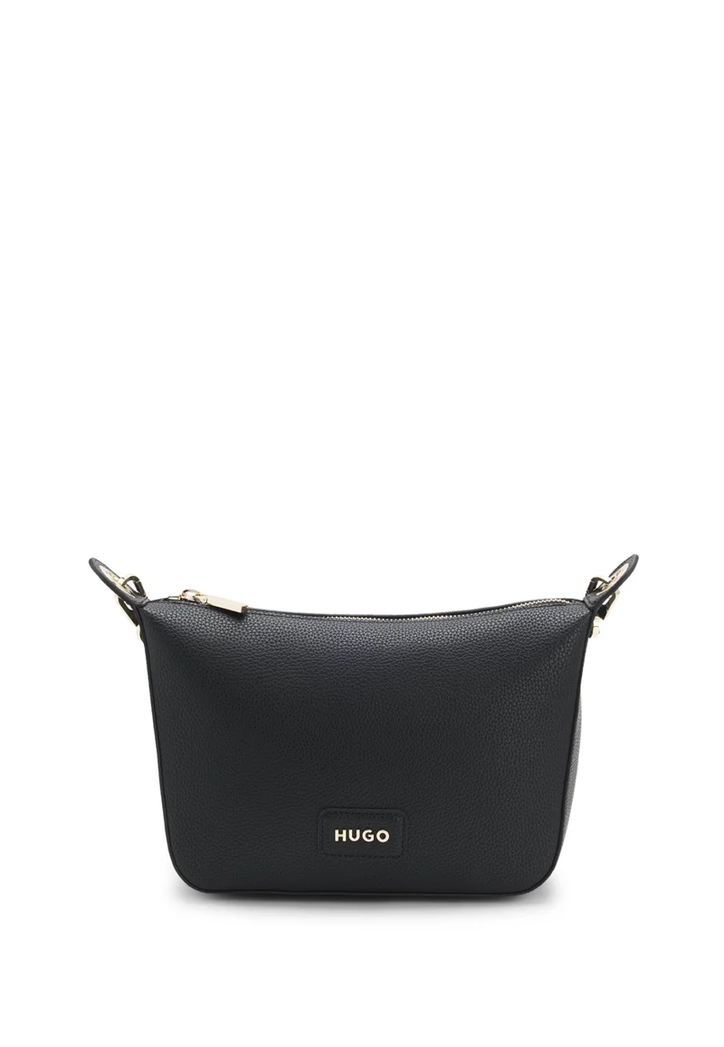 هوجو حقيبة كتف جلد صناعي محبب بإكسسوارات ذهبية