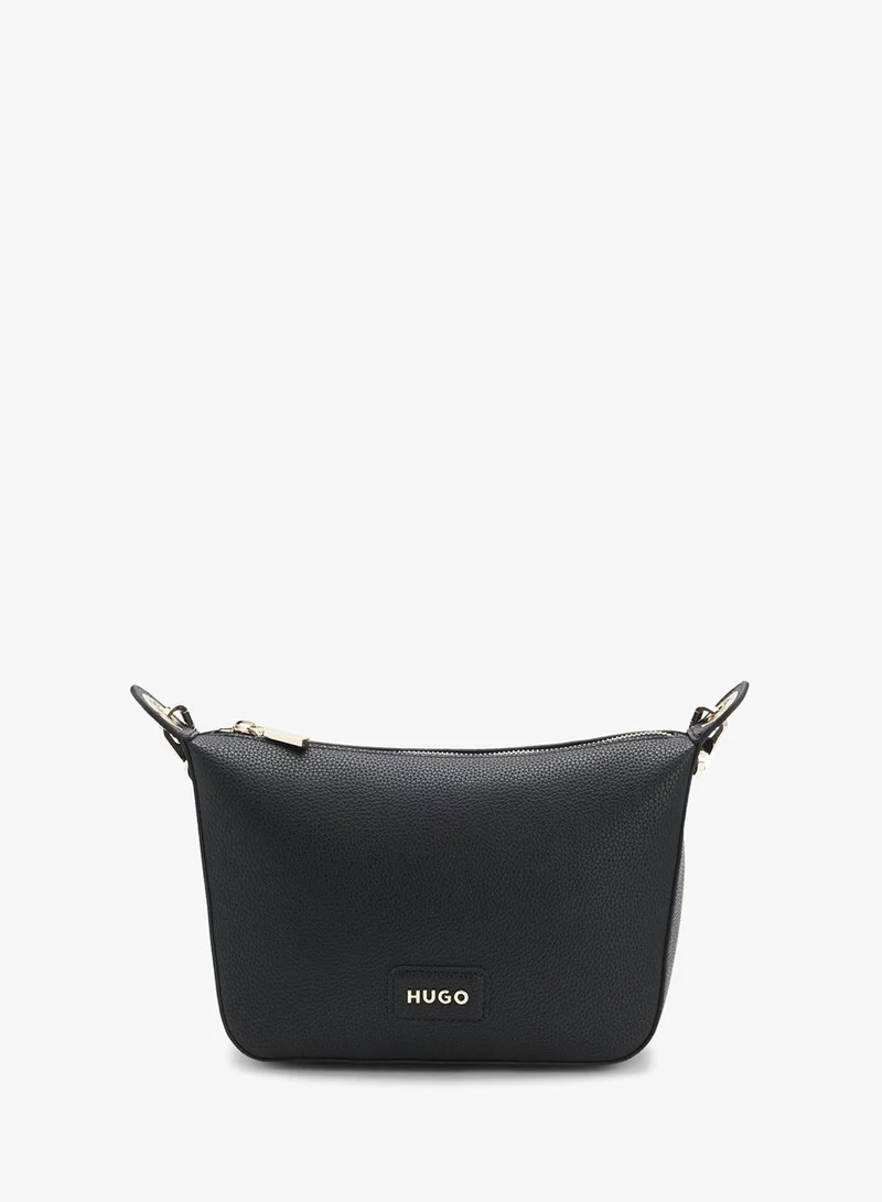 هوجو حقيبة كتف جلد صناعي محبب بإكسسوارات ذهبية