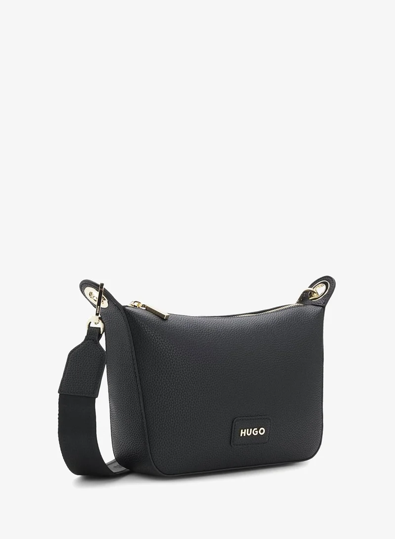 هوجو حقيبة كتف جلد صناعي محبب بإكسسوارات ذهبية