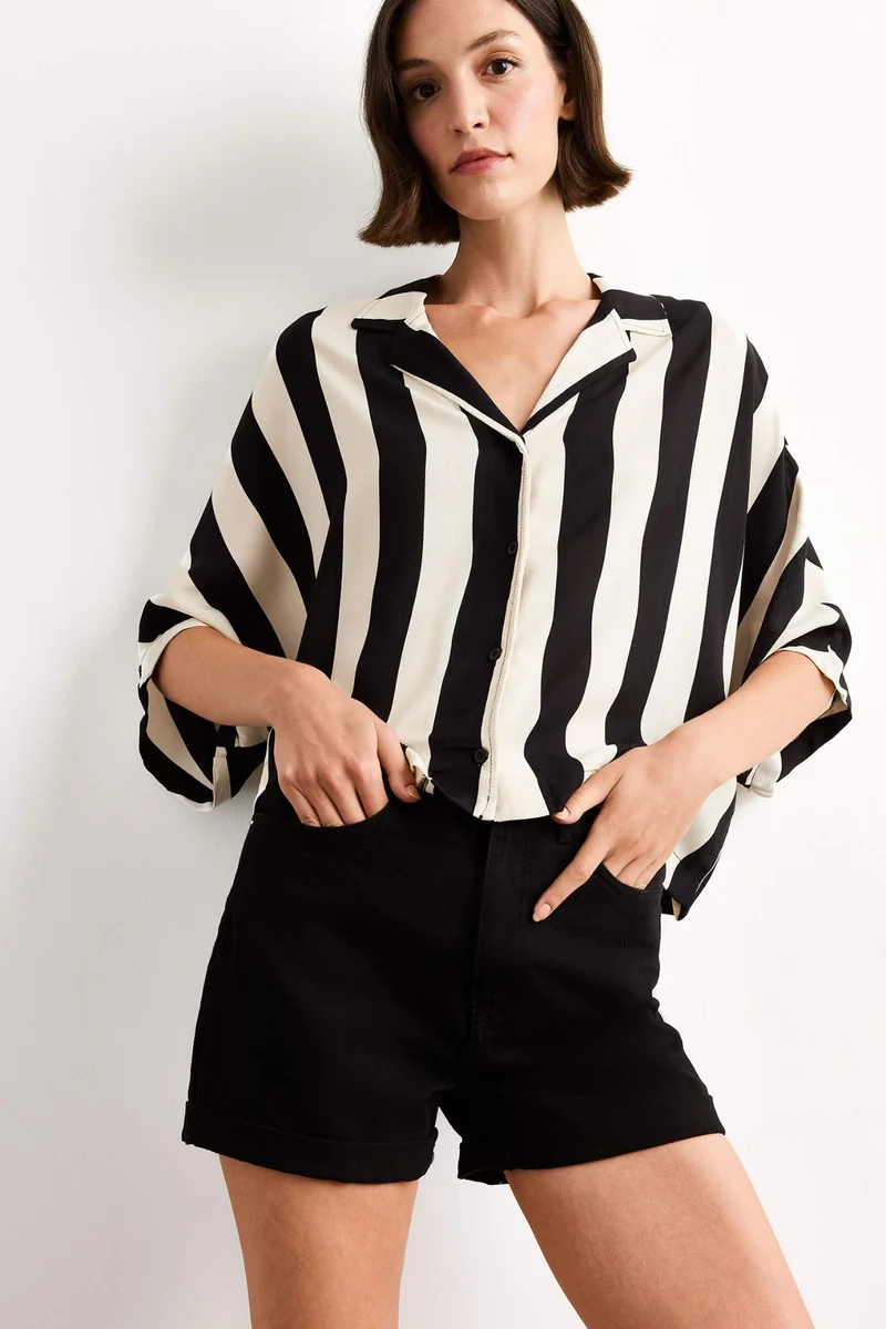 ديفاكتو Oversize Fit V-Neck Short Sleeve Shirt