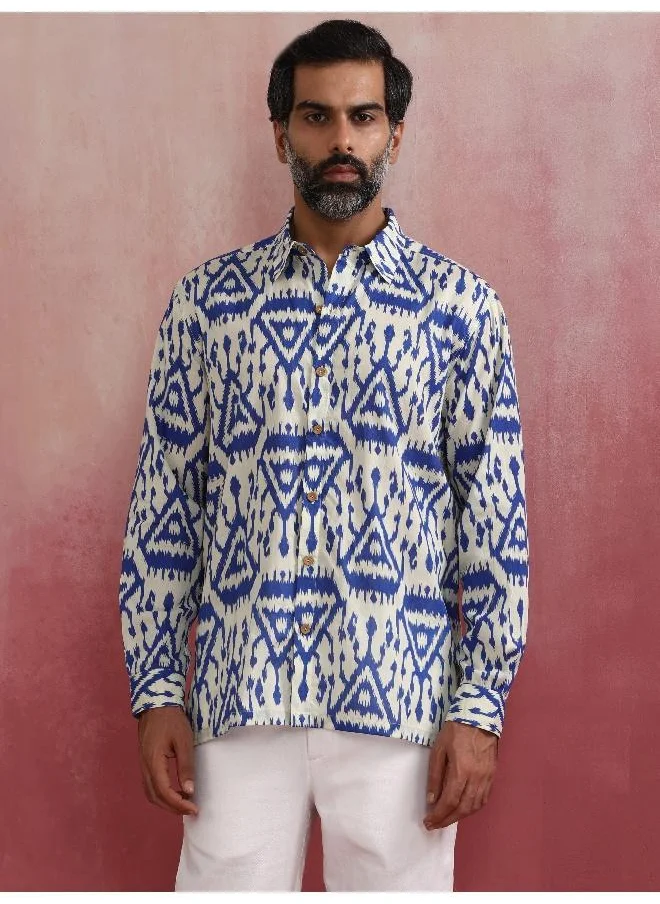 ترو برونز Men's Blue Ikat Print Cambric Shirt