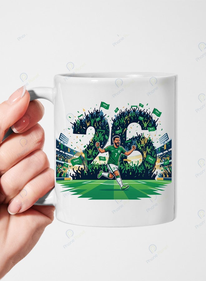 كوب من السيراميك الأبيض يحمل تصميمًا رائعاَ للاعب السعودي سلمان الفرج مع عبارة 2026