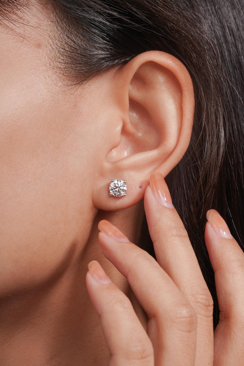 IMOLOVE أقراط مويسانيت IMOLOVE مع 0.6ct-3ct لون D قطع دائري من الماس المصنع في المختبر، مصنوعة من الفضة الاسترلينية ومطلية بالذهب الأبيض عيار 18 للنساء والرجال-2 - Image 3
