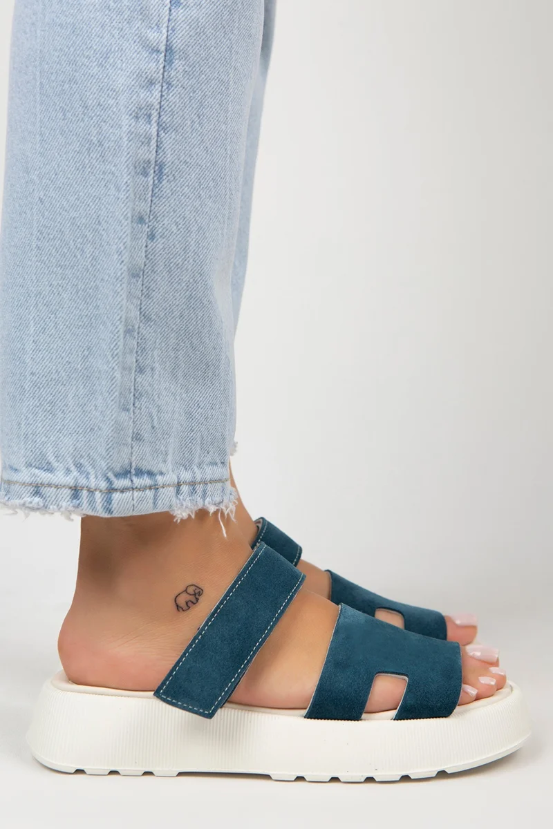 مانجيرو شباشب نسائية من الجلد الطبيعي من مانييرو سينا، مزودة بشريط لاصق، لونها بيج.