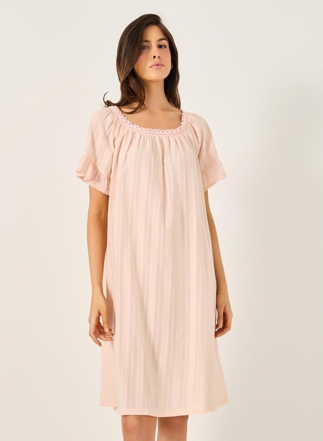 ستايلي قميص نوم قطن بنقشة مخططة وجاكار مع أكمام مكشكشة مزينة بالدانتيل - Image 1