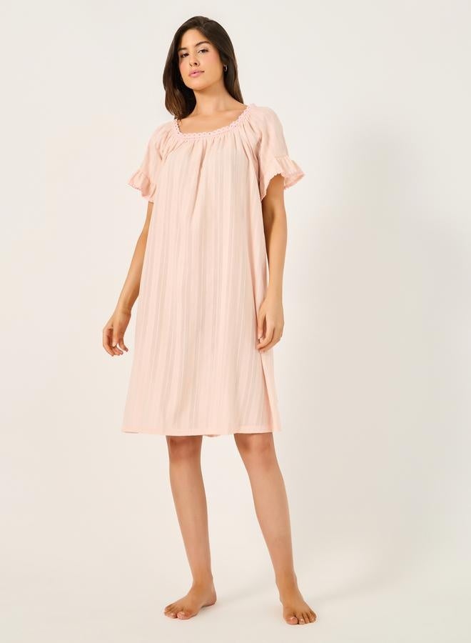 ستايلي قميص نوم قطن بنقشة مخططة وجاكار مع أكمام مكشكشة مزينة بالدانتيل - Image 2