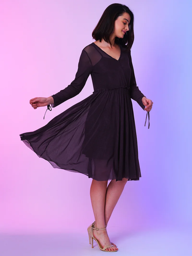 جلو باص Women Purple V-Neck Gathered Net Fit & Flare Front Wrap Dress With Inner