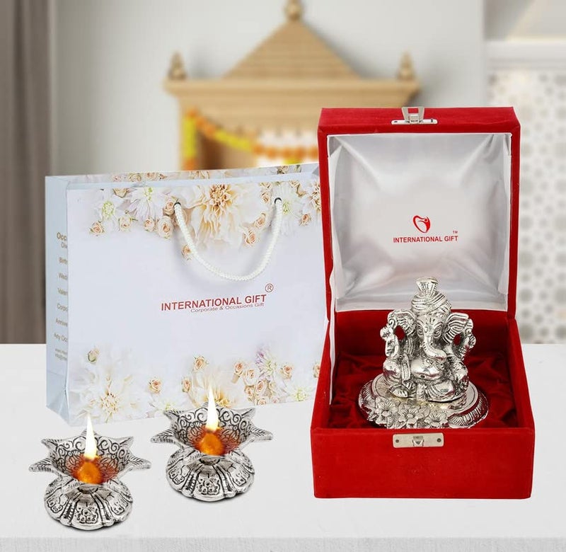 INTERNATIONAL GIFT تمثال غانيش الإلهي المصنوع من الفضة المطلية من INTERNATIONAL GIFT® بتشطيب مؤكسد مع 2 قطعة من الجيوت مع تعبئة جميلة في صندوق مخملي وحقيبة حمل (10 سم ارتفاع x 8 سم عرض x 8 سم طول) - Image 1