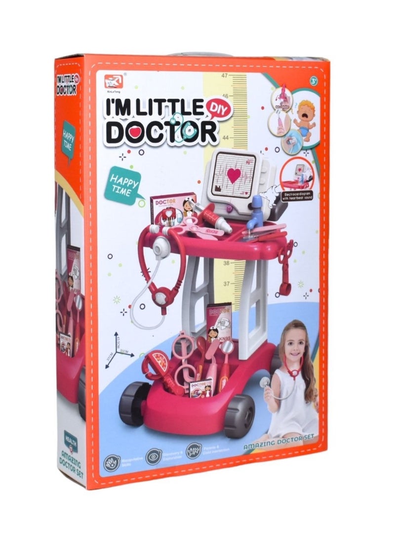اجعل طفلك يعيش تجربة الطبيب الحقيقية مع مجموعة الطبيب التعليمية للأطفال. تأتي هذه المجموعة بتصميم ممتع وألوان جذابة، وتشمل أدوات طبية تحاكي الواقع مثل السماعة، المقص، الميزان، جهاز قياس النبض والمزيد. تساعد اللعبة على تنمية خيال الطفل وتشجيعه على تقمص الأدوار وتعزيز مهارات التواصل. مناسبة للأطفال من عمر 3 سنوات وما فوق - Image 2