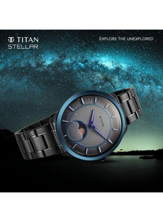TITAN ساعة ستيلار كايلوم كوارتز التناظرية بمرحلة الشمس والقمر بقرص رمادي وحزام فولاذي رمادي مسدس للرجال - 10028KM01 - Image 2