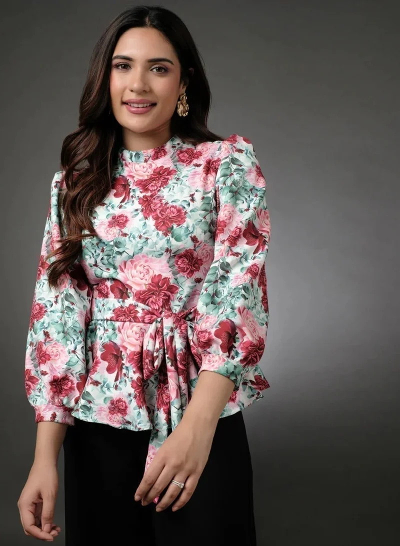 زجزاج بلوزة بيبلوم بأكمام منتفخة وتصميم زهري.