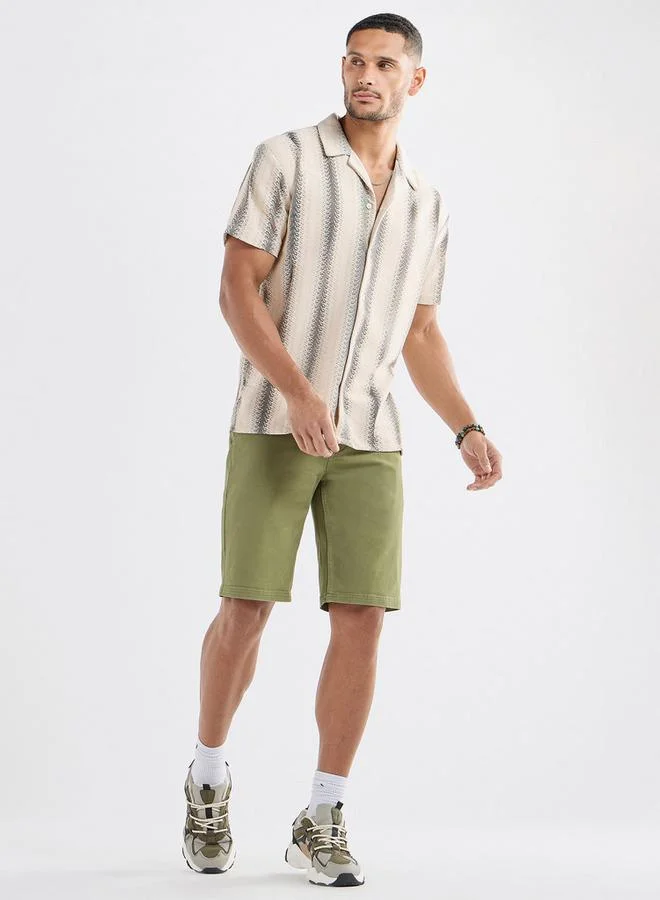 سبلاش فيڤ قميص بارز الملمس بقياس عادي وياقة كامب وأكمام قصيرة