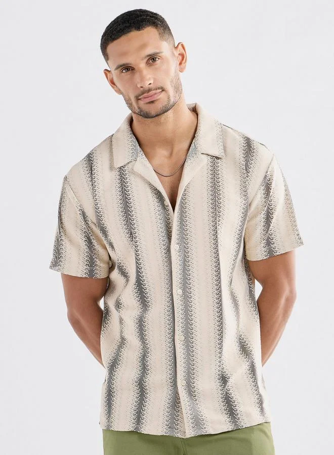 سبلاش فيڤ قميص بارز الملمس بقياس عادي وياقة كامب وأكمام قصيرة