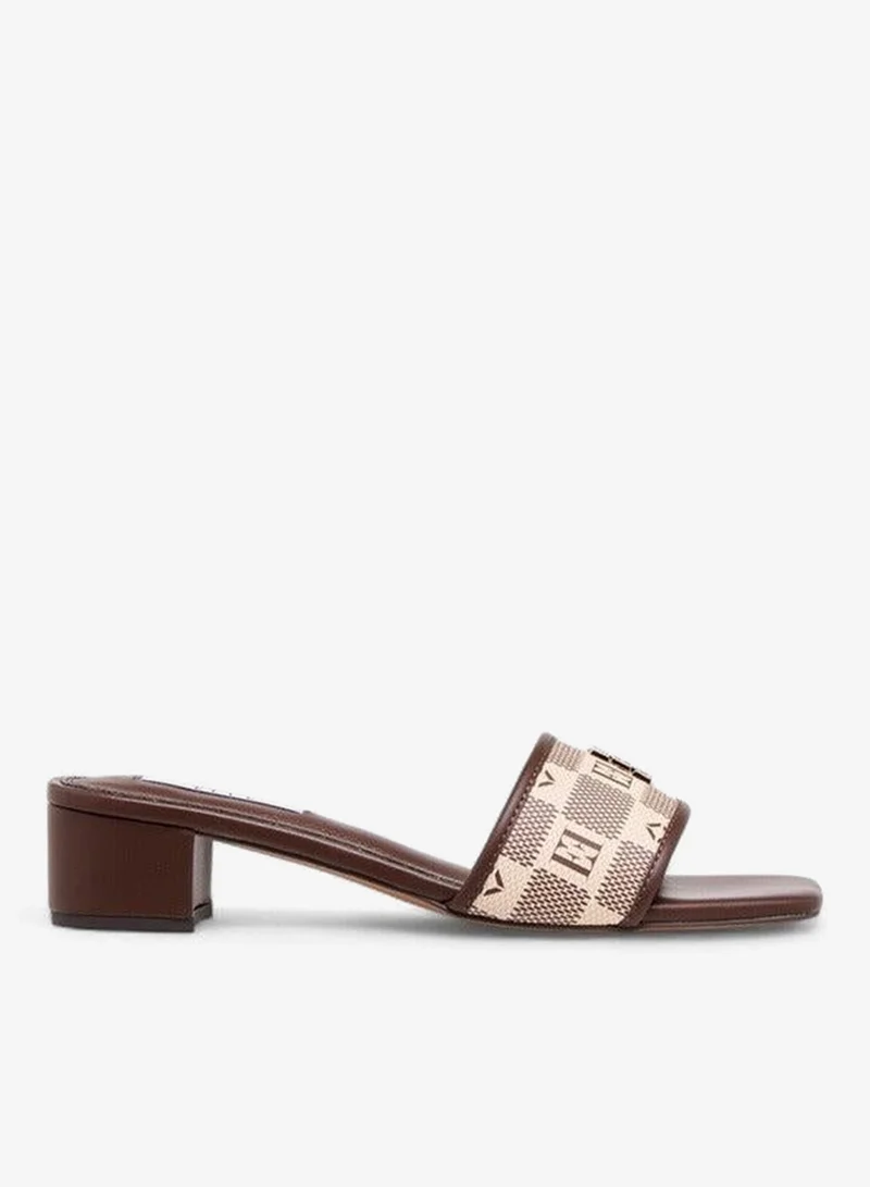 ايل صنادل نسائية بنعل سميك وطبعات شعار