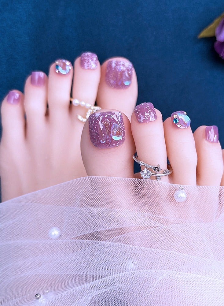 NIBEMINENT 24 قطعة من أظافر القدم الصناعية، أظافر صناعية، 12 مقاسًا في علبة، مانيكير قصير الطول، طلاء أظافر لامع بلون أرجواني، طلاء أظافر من الزركون، رقعة أظافر صناعية - Image 1