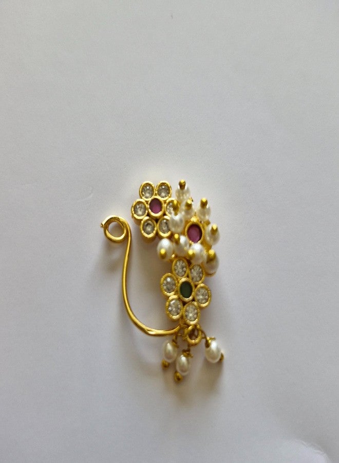 خاتم أنف تقليدي من ولاية ماهاراشترا، من تصميم آيكو، مطلي بالذهب، مرصع باللؤلؤ والأحجار الحمراء والخضراء، بقاعدة نحاسية، مناسب للعرائس والفتيات. - Image 5