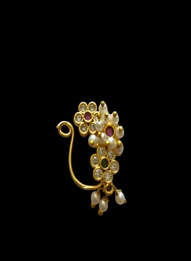 خاتم أنف تقليدي من ولاية ماهاراشترا، من تصميم آيكو، مطلي بالذهب، مرصع باللؤلؤ والأحجار الحمراء والخضراء، بقاعدة نحاسية، مناسب للعرائس والفتيات. - Image 3