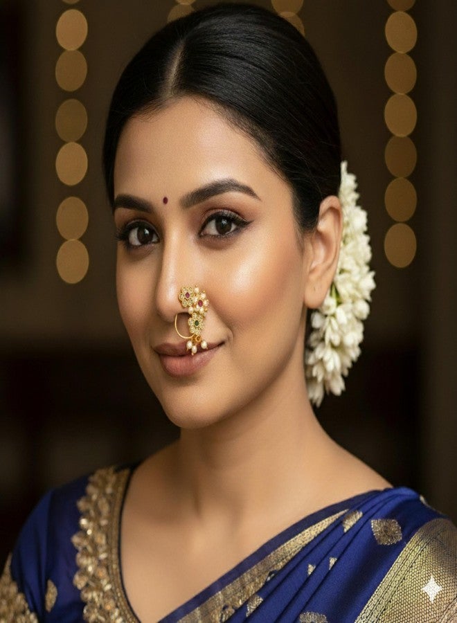 خاتم أنف تقليدي من ولاية ماهاراشترا، من تصميم آيكو، مطلي بالذهب، مرصع باللؤلؤ والأحجار الحمراء والخضراء، بقاعدة نحاسية، مناسب للعرائس والفتيات. - Image 2