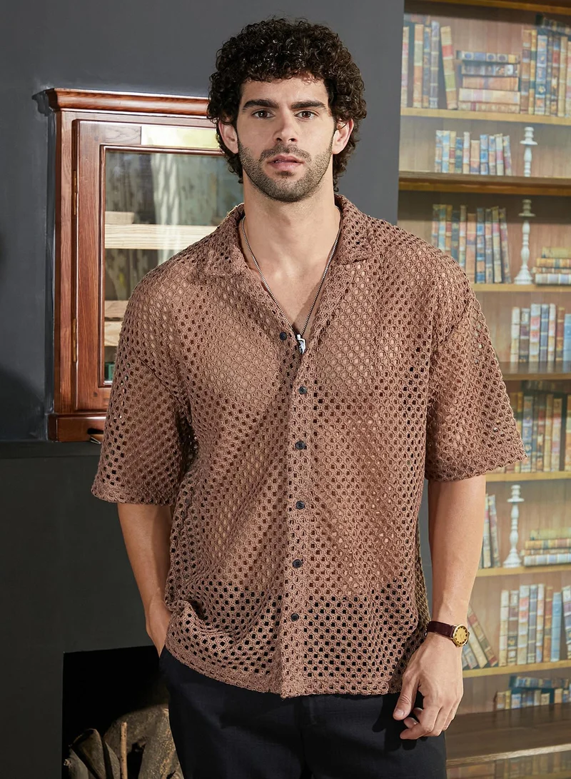 كامبوس سوترا قميص كامبوس سوترا رجالي بني جملي مفتوح محبوك بتصميم منتجع كبير الحجم للملابس الكاجوال بياقة كوبية وأكمام قصيرة عادية وإغلاق بأزرار