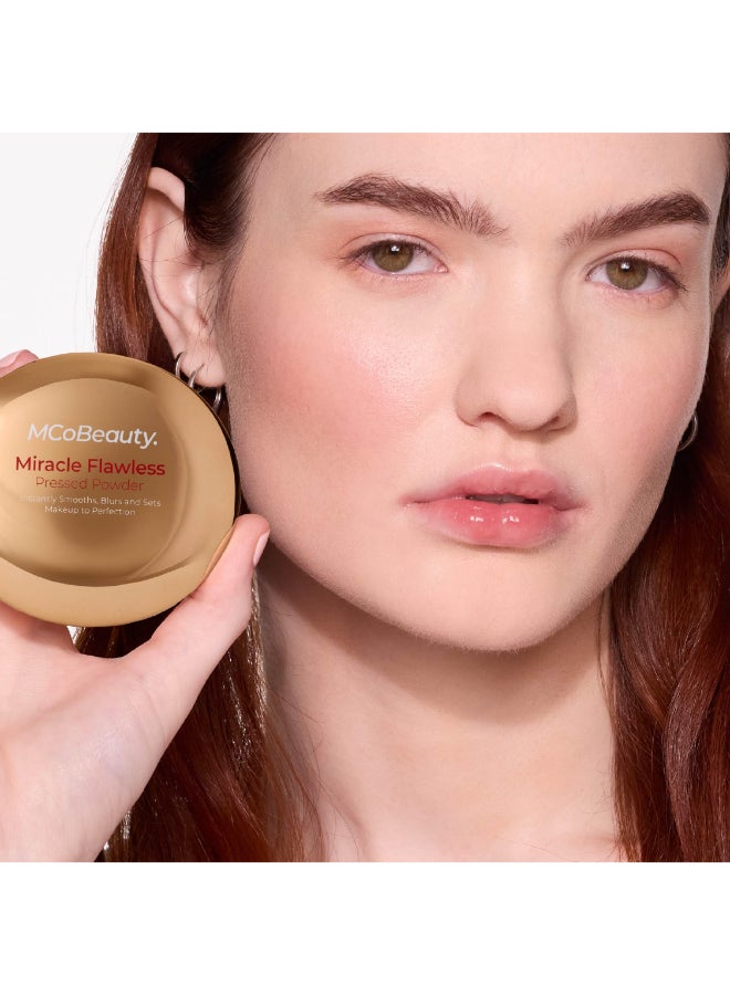 MCoBeauty بودرة مضغوطة خالية من العيوب من MCoBeauty 3 ظل دافئ متوسط مع مستخلص زهرة الورد وزيت اللوز الحلو تساعد في إنهاء وتحسين مظهر المكياج - Image 4